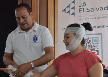 Junior Achievement El Salvador implementa programa sobre empleo justo, seguridad y salud en el trabajo